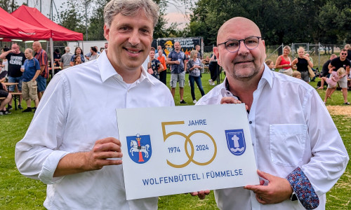 Wolfenbüttels Erster Stadtrat Thorsten Drahn (links) überreichte Fümmelses Ortsbürgermeister Marc Angerstein ein Erinnerungsschild an 50 Jahre Eingemeindung.