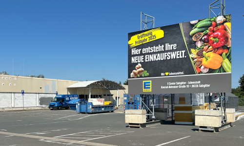 Ein großes Plakat verweist auf das neue Eröffnungsszenario.