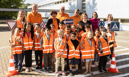 Die Schüler der Grundschule am See haben nsehr sichtbare Westen bekommen.