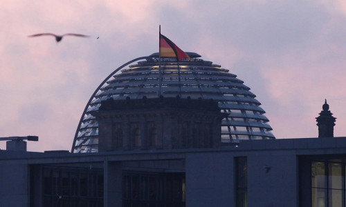 Reichstagskuppel bei Sonnenaufgang (Archiv)