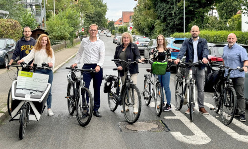 Nicolas Hoops, Verkehrsplaner, Valerie Agartir, Radverkehrsbeauftragte, Klaus Benscheidt, Stadtbaurat, Carmen Gottsmann, Tiefbauamtsleiterin, Theresa Wilke, Sekretariat Stadtbaurat  Daniel Zumpe, Fördermittelmanager und Florian Maier, Straßenplaner. 