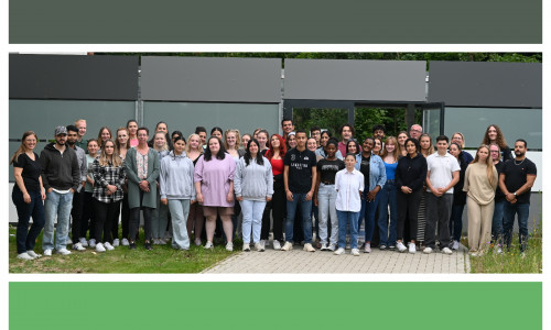 Gruppenbild der Auszubildenden, der verantwortlichen Lehrkräfte und der Schulleiterin.