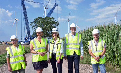 Angelika Müller, Ortsbürgermeisterin Nordwest (Lesse); Maren Wegener, Bürgermeisterin Stadt Lengede; Katja Wünschel, CEO RWE Renewables Europe & Australia; Michael Tacke, Stadtbaurat Stadt Salzgitter; Michael Buntfusz, Leiter des Fachgebietes Umwelt Stadt Salzgitter haben heute die Baustelle besichtigt. 