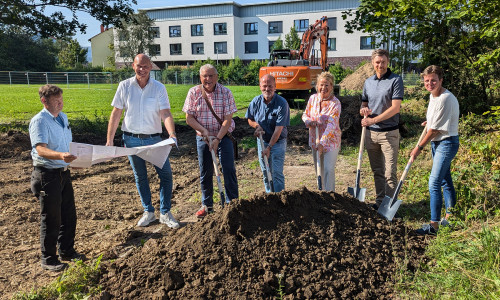 Es kann losgehen: Ratsherr Martin Mahnkopf (SPD, 2. v. li.) schaut noch einmal mit auf den Bauplan. Ratsherr Claus-Eberhard Roschanski (CDU, 3. v. li.), Rolf Hammeran (Mitte), bei der Stadt Goslar zuständig für den Neubau, die Bauleitung sowie die Unterhaltung von Spielplätzen, Oberbürgermeisterin Urte Schwerdtner (3. v. re.), Sven Busse (2. v. re.), kommissarischer Fachbereichsleiter Bürgerservice der Stadt Goslar, sowie Ratsfrau Annett Eine (SPD, re.) setzen symbolisch zum Spatenstich an. 