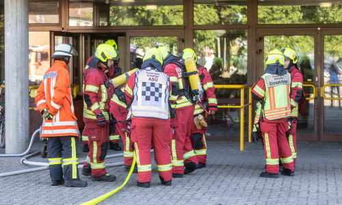 Die Feuerwehr musste mit Atemschutz ins Gebäude vorrücken.