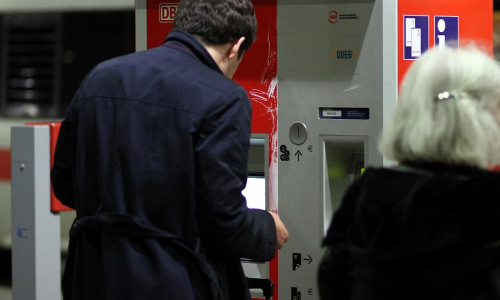 Reisender an einem Fahrkartenautomaten der Bahn (Archiv)