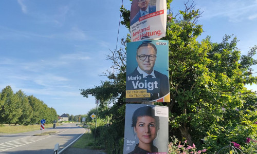 Wahlplakate mit Sahra Wagenknecht, Mario Voigt und Bodo Ramelow zur Landtagswahl in Thüringen (Archiv)