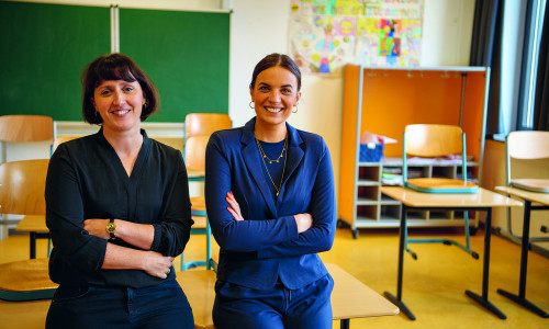  Die Koordinatorinnen der vertieften Berufsorientierung von der Volkshochschule: Alina Paul und Mayra Brenner. 