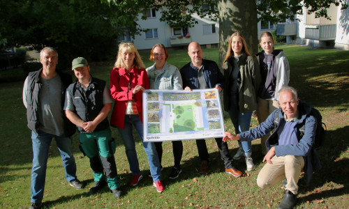 Gemeinsame Vorstellung der Planungen bei einer Mieterinformationsveranstaltung vor Ort gemeinsam mit dem Landschaftsarchitekturbüro Hoffmann. 