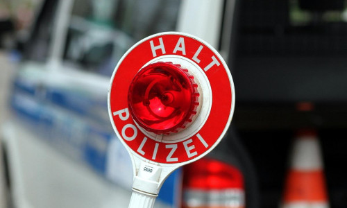 Halt-Stopp-Schild der Polizei bei einer Verkehrskontrolle (Archiv)