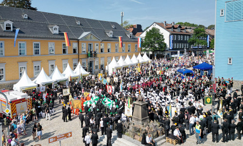 Rund 1.100 Teilnehmer versammeln sich zur Abnahme der Bergparade vor dem historischen Amtsgebäude des LBEG.