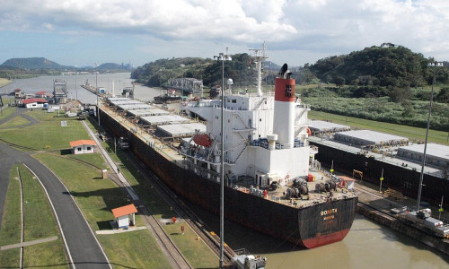 Frachtschiff im Panama-Kanal (Archiv)