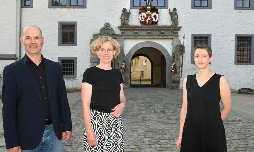 Das Team der Unteren Denkmalschutzbehörde der Stadt Wolfsburg lädt zum Tag des offenen Denkmals in das Schloss Wolfsburg ein (v.l.): Rado Velkavrh, Friederike Hansen, Susanne Dreißigacker.