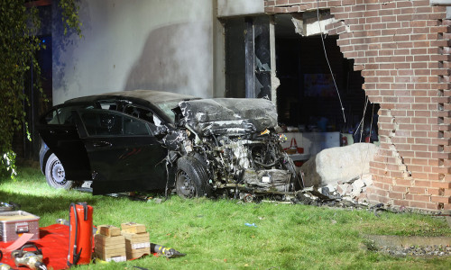 Der junge Fahrer überlebte den massiven Einschlag in die Gebäudewand nicht.