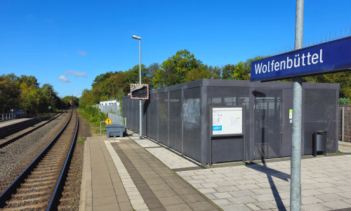 Das Fahrradparkhaus am Bahnhof Wolfenbüttel. (Archivbild)