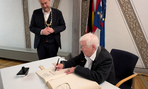 Hiltrud Bayer darf sich als erste Ehrenbürgerin in das Goldene Buch der Stadt Wolfenbüttel eintragen.