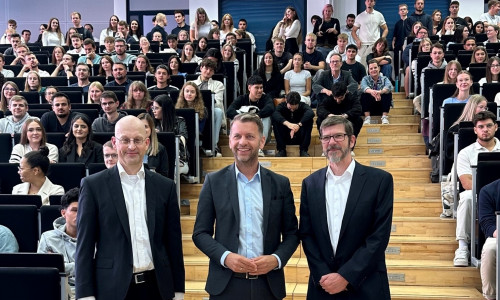 Begrüßten gemeinsam die Erstsemester am Campus Wolfsburg: Der Standortbeauftragte Prof. Dr. Dirk Sabbert, Dennis Weilmann, Oberbürgermeister der Stadt Wolfsburg, sowie Prof. Dr. Thomas Benda, Vizepräsident für Lehre, Studium und Weiterbildung der Ostfalia Hochschule (v. li.).