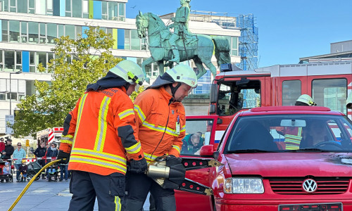 Die Feuerwehr führte eine technische Hilfeleistung an einem Fahrzeug vor.