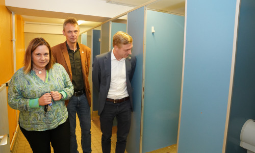 Schulleiterin Britta Siebert mit Norbert Fricke und Dr. Philipp Knöfler (re.) im Toilettenbereich der Grundschule.