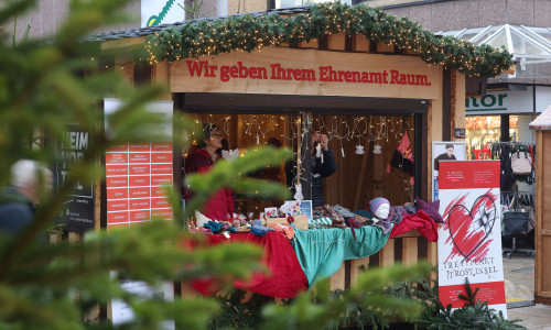 Die Ehrenamtshütte auf dem Weihnachtsmarkt.