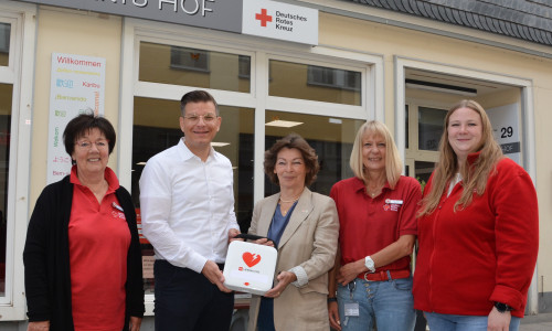 Björn Försterling und Heike Kanter (Mitte) überbrachten jetzt ein AED-Gerät, das künftig in Eberts Hof hängen wird. Darüber freuten sich (von links): Juliane Liersch, Ines Renner und Frederike Schwieger. 