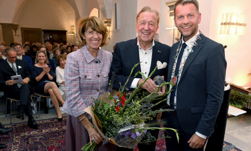 Großer Empfang im Gartensaal von Schloss Wolfsburg: Oberbürgermeister Dennis Weilmann gratuliert Professor Rolf Schnellecke zum 80. Geburtstag.