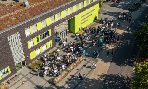 Blick von oben auf die Gäste des Welcome Days am Campus Salzgitter.