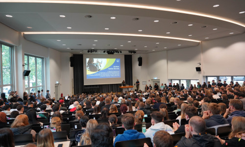 Blick in den vollen Audimax bei der Erstsemesterbegrüßung der Ostfalia Hochschule am Campus Wolfenbüttel.