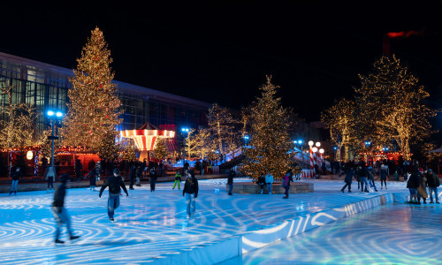 Winterwunderland: Die 4.000 Quadratmeter große Eisfläche bietet genügend Platz zum Schlittschuhlaufen.