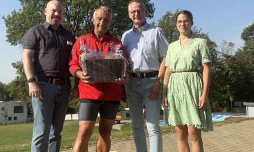  Mathias Stieler (SG Elm-Asse), Bernd Gottsleben (Schwimmmeister), Dirk Neumann (SGB) und Lisa-Marie Warnecke (SG Elm-Asse) (v. li.).