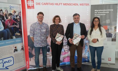 Julian Pelka, Souad El Oumari, beide Caritasverband Braunschweig mit Dr. Christos Pantazis (2. v. re.) und Anikó Glogowski-Merten (2. v. li.).