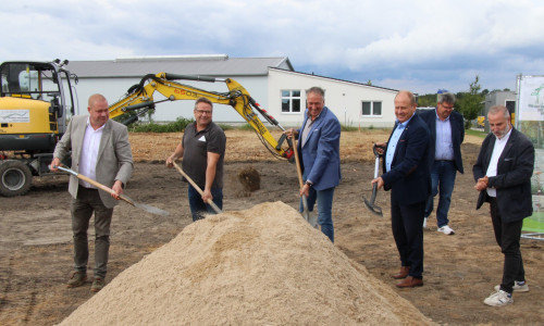 Bürgermeister Wittich Schobert, Stefan Osterkamp (Bau-Team Husmann GmbH), Burghard Täger (Geschäftsbereichsleiter Landkreis Helmstedt), Landrat Gerhard Radeck und Thomas Gröpke, Leiter Rettungsdienst (v. li.).