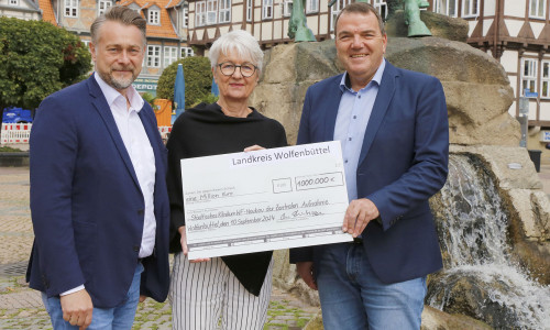 Landrätin Christiana Steinbrügge übergab den Scheck des Landkreises über eine Million Euro an Axel Burghardt (r.), Geschäftsführer des Städtischen Klinikums Wolfenbüttel, sowie an den Wolfenbütteler Bürgermeister Ivica Lukanic (l.), der Aufsichtsratsvorsitzender des Klinikums ist.