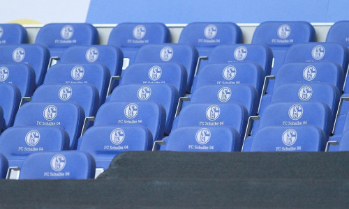 Sitze mit Logo des FC Schalke 04 (Archiv)