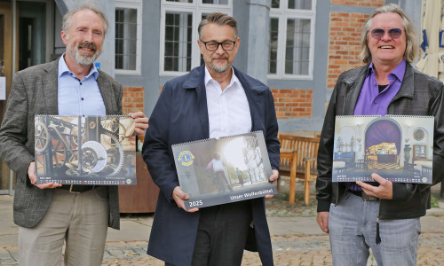 Bürgermeister Ivica Lukanic (Mitte) freut sich über den neuen Kalender des Lions Clubs Wolfenbüttel, den Martin Geißler (links) und Peter Peters überreichten.