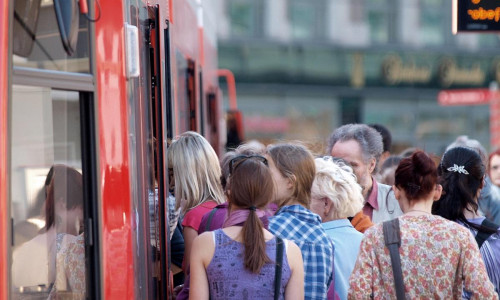 Fahrgäste in einer Straßenbahn (Archiv)