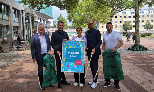 v.l. Stadtrat Andreas Bauer, Oberbürgermeister Dennis Weilmann, Melanie Bergmann (Leitung Stadtmarketing und Kommunikation bei der WMG), Jens Hofschröer (Wirtschaftsdezernent und Geschäftsführer der WMG) und Holger Ikas (Abteilungsleiter Abfallwirtschaft der WAS) präsentieren den Stadtputztag 2025.