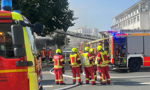 Etliche Einsatzkräfte sind vor Ort, um den Brand zu löschen.