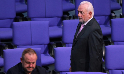 Wolfgang Kubicki läuft am AfD-Abgeordneten Kay-Uwe Ziegler vorbei