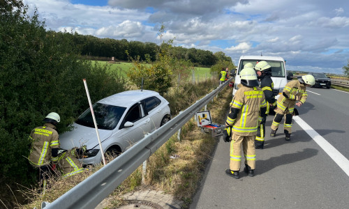 Das Auto war über die Leitplanke geflogen.