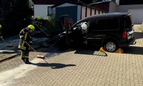 Die Feuerwehr kümmerte sich auch um ausgelaufene Betriebsstoffe.