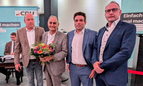 Professor Dr. rer. pol. Reza Asghari (mit Blumenstrauß) mit seinen Gegenkandidaten Steven Mohrmann und Magnus Hirschfeld. Wolfenbüttels CDU-Kreisvorsitzender Holger Bormann (links) bedankte sich bei allen.