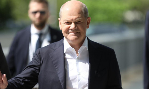 Olaf Scholz mit Personenschützer im Hintergrund (Archiv)