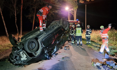 Das Fahrzeug kam auf dem Dach zum Liegen.