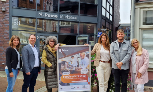 Stellen das Programm zum Foodtruck Festival in Peine vor: (v.l.) Noreen Teske (Peine Marketing), Thorge Karnick (stellv. Aufsichtsratsvorsitzender Peine Marketing), Susanne Pichlak (Wohnbau Salzgitter – Präsentator), Anja Barlen-Herbig (Geschäftsführung Peine Marketing), Lukas Bock (Kooperationspartner), Melanie Mothes-Rump (stellv. Vorsitzende Kaufmannsgilde Peine).