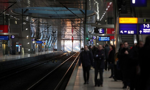 Reisende bei der Bahn (Archiv)