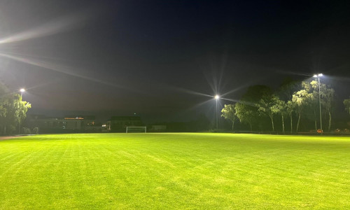 Die neue LED-Flutlichtanlage in Wendschott.