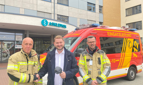 Freuen sich über die Spende, Udo Löprich (li.) und Kevin Schmidt (re.) von der Freiwilligen Feuerwehr Goslar mit Harzkliniken-Geschäftsführer Dennis Figlus.