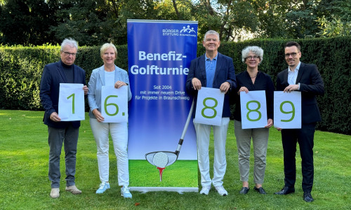 Präsident Dr. Christian Schütte vom Golfklub Braunschweig, die Organisatoren Karoline und Matthias Biedenkopf, Susanne Hauswaldt, geschäftsführende Vorständin der Bürgerstiftung Braunschweig sowie Sascha Habich vom Sponsor Berenberg (v. li.). 