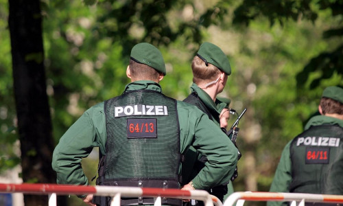 Polizisten an einer Absperrung (Archiv)